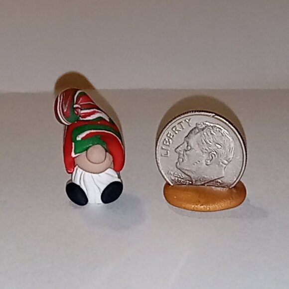 🎯 10 for $10 / Tiny Christmas Gnome Figure - Picture 1 of 3